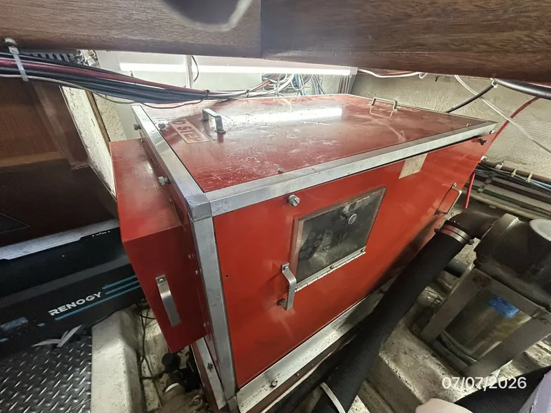 Slide: The Image of 42' Ocean Alexander generator sound box - 6821788
