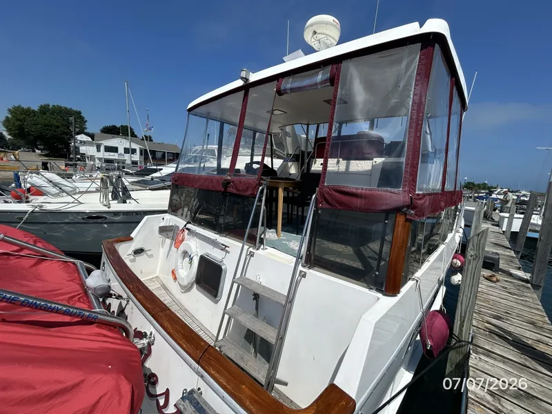 Slide: The Image of 42' Ocean Alexander cockpit forward - 6821763