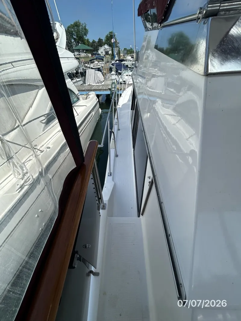 Slide: The Image of 42' Ocean Alexander port side deck2 - 6821814