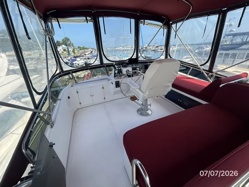 Slide: The Image of 42' Ocean Alexander flybridge forward - 6821771