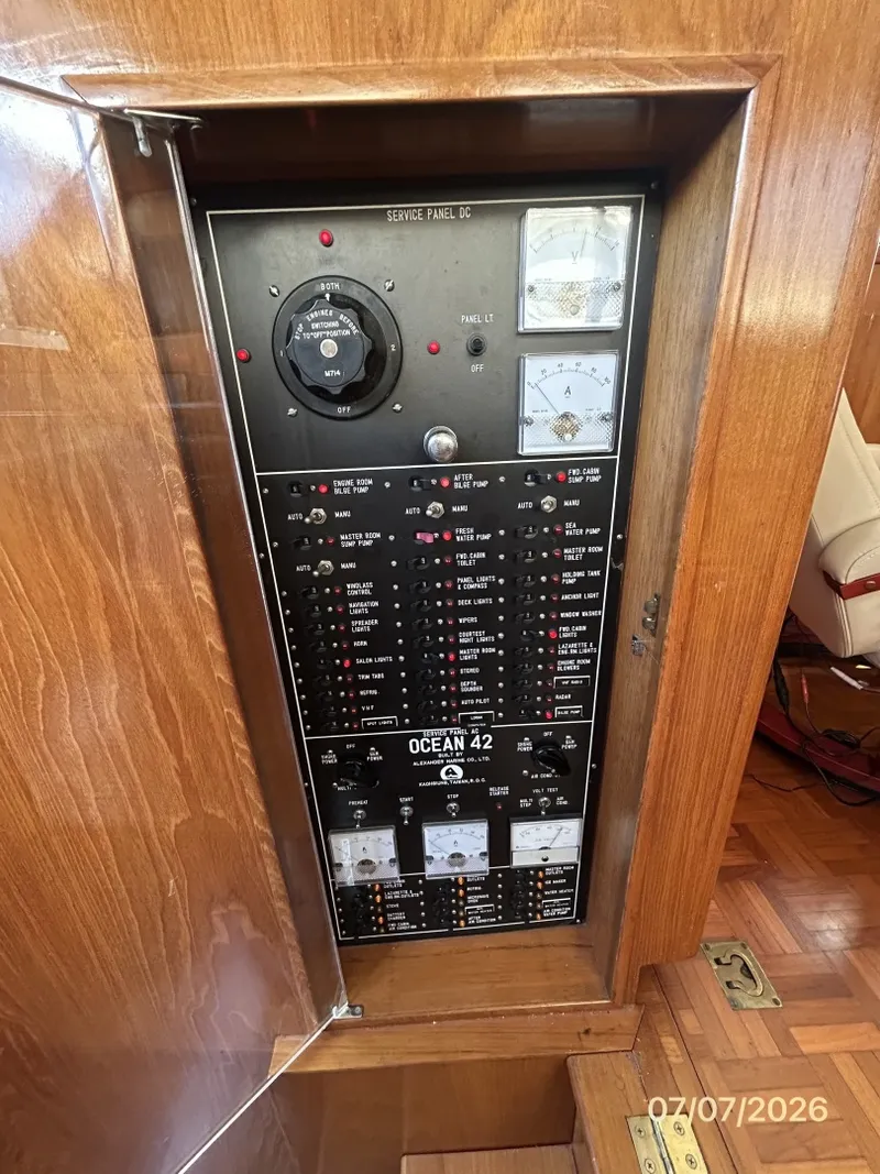 Slide: The Image of 42' Ocean Alexander electrical panel - 6821767
