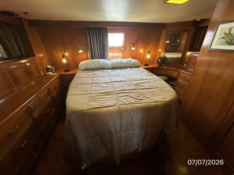 Slide: The Image of 42' Ocean Alexander master stateroom - 6821806