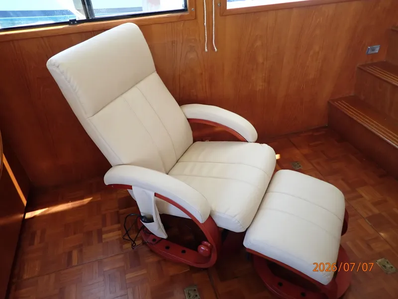 Slide: The Image of 42' Ocean Alexander salon starboard seating - 6821822
