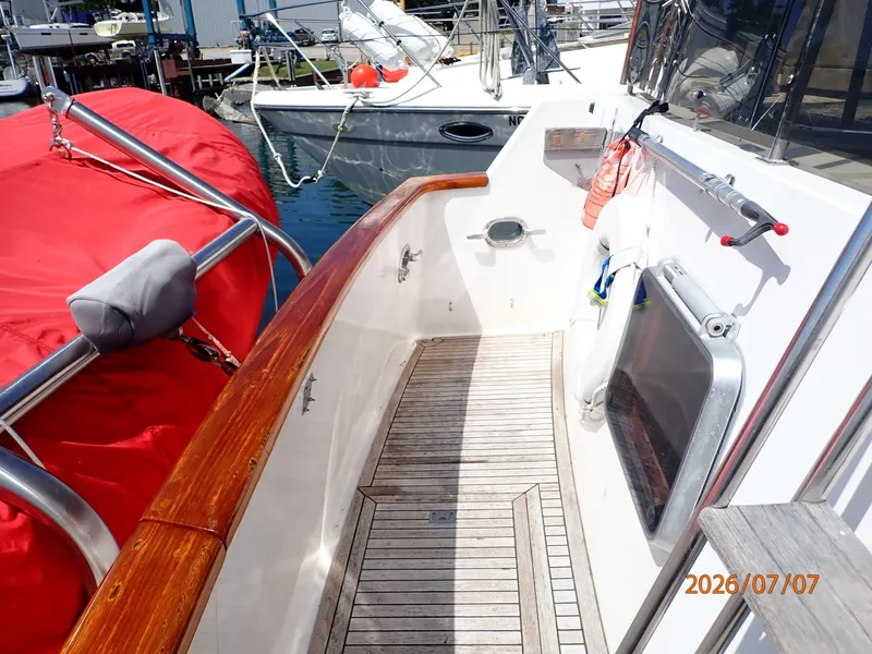 Slide: The Image of 42' Ocean Alexander cockpit port - 6821764