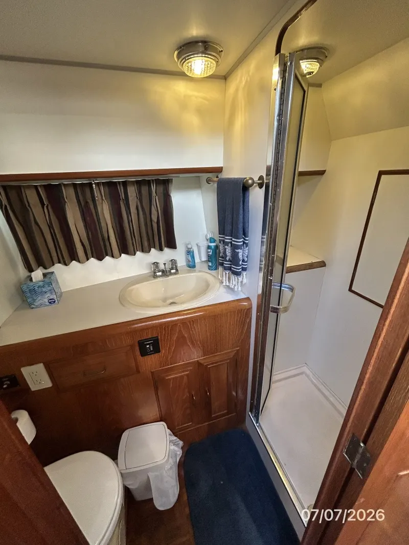 Slide: The Image of 42' Ocean Alexander guest stateroom head - 6821790