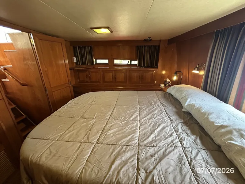 Slide: The Image of 42' Ocean Alexander master stateroom starboard - 6821808
