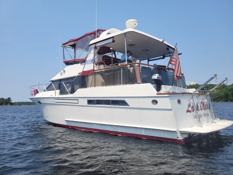 Slide: The Image of 42' Ocean Alexander port aft profile - 6821809