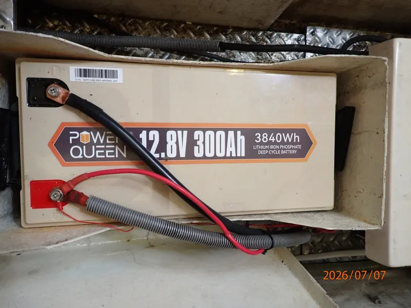 Slide: The Image of 42' Ocean Alexander battery1 - 6821758