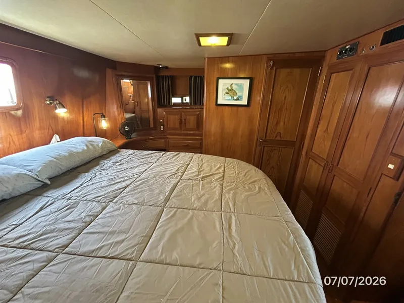 Slide: The Image of 42' Ocean Alexander master stateroom port - 6821807