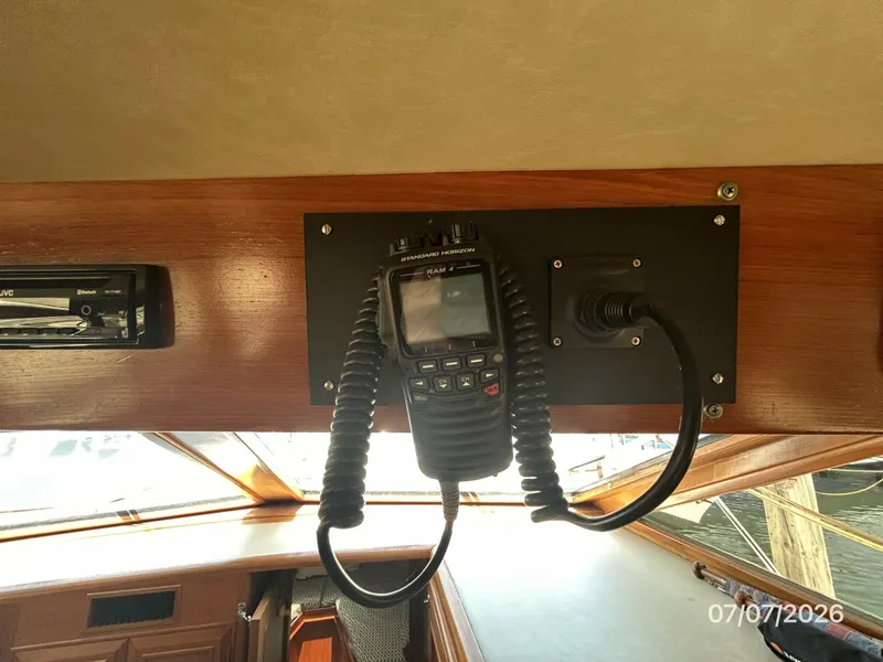 Slide: The Image of 42' Ocean Alexander lower helm electronics1 - 6821800