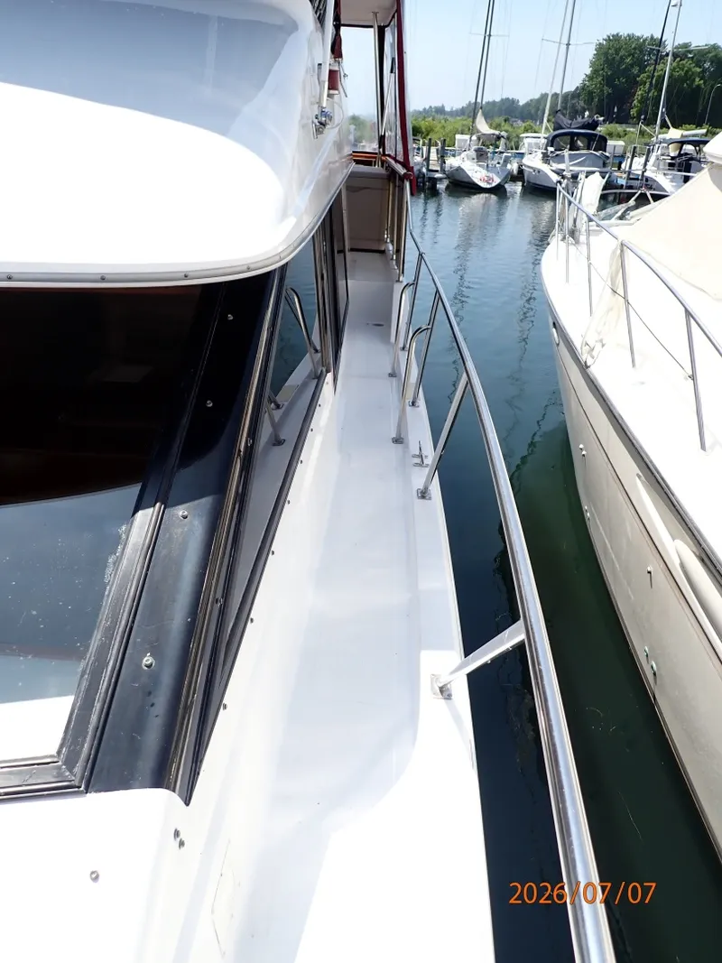 Slide: The Image of 42' Ocean Alexander port side deck1 - 6821815