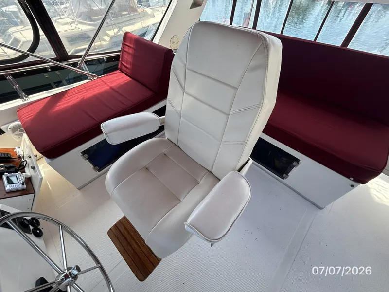 Slide: The Image of 42' Ocean Alexander flybridge helmseat - 6821776