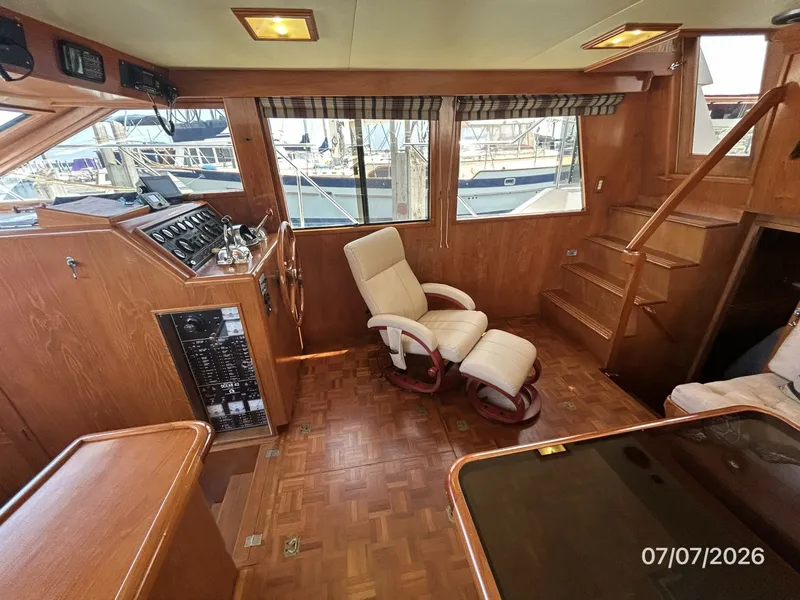 Slide: The Image of 42' Ocean Alexander salon starboard - 6821821