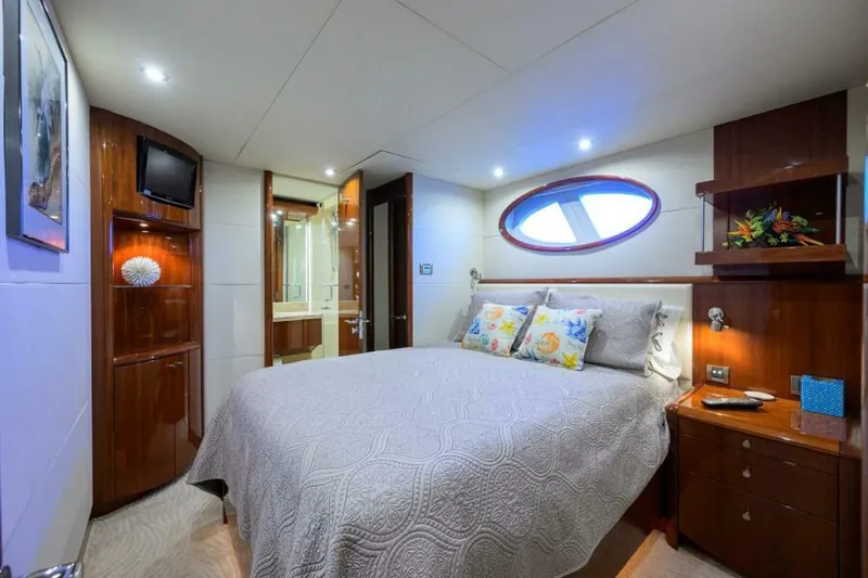 Slide: The Image of Lazzara 80 WILLYN - Starboard Guest Stateroom 2007 Lazzara 80 Flybridge Motoryacht WILLYN - 6823132