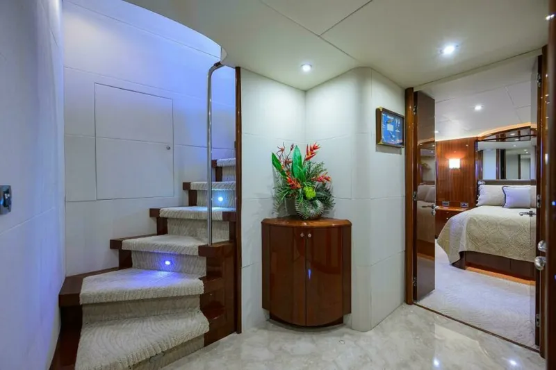 Slide: The Image of Lazzara 80 WILLYN - Lower Foyer 2007 Lazzara 80 Flybridge Motoryacht WILLYN - 7656557