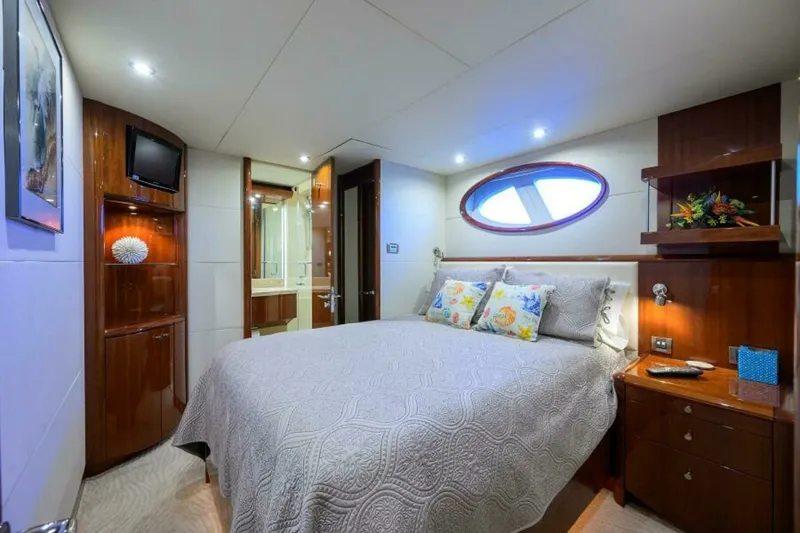 Slide: The Image of Lazzara 80 WILLYN - Starboard Guest Stateroom 2007 Lazzara 80 Flybridge Motoryacht WILLYN - 7656576