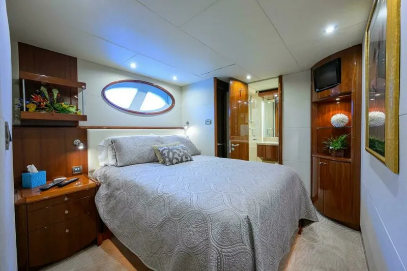 Slide: The Image of Lazzara 80 WILLYN - Port Guest Stateroom 2007 Lazzara 80 Flybridge Motoryacht WILLYN - 7656572