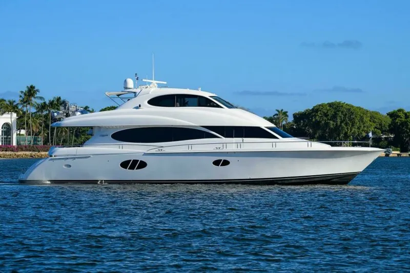 The Image of Lazzara 80 WILLYN - Starboard Profile 2007 Lazzara 80 Flybridge Motoryacht WILLYN - 7656546