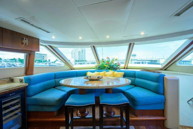 Slide: The Image of Lazzara 80 WILLYN - Dinette 2007 Lazzara 80 Flybridge Motoryacht WILLYN - 7656552