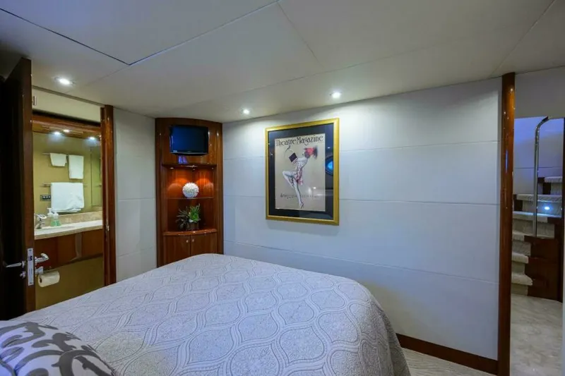 Slide: The Image of Lazzara 80 WILLYN - Port Guest Stateroom 2007 Lazzara 80 Flybridge Motoryacht WILLYN - 7656573