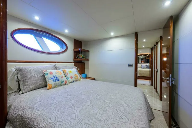 Slide: The Image of Lazzara 80 WILLYN - Starboard Guest Stateroom 2007 Lazzara 80 Flybridge Motoryacht WILLYN - 7656577