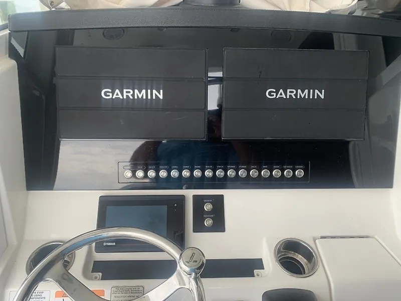 Slide: The Image of Regulator Marine 31 FS 2020 - 6847263