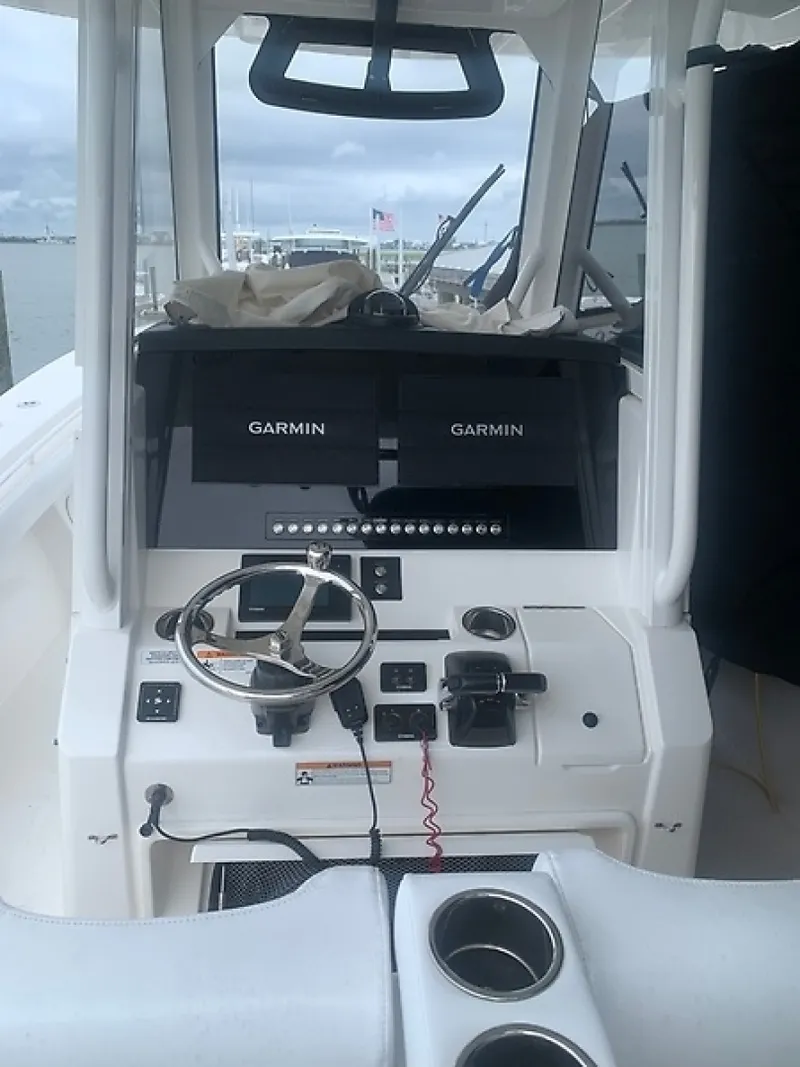 Slide: The Image of Regulator Marine 31 FS 2020 - 6847262