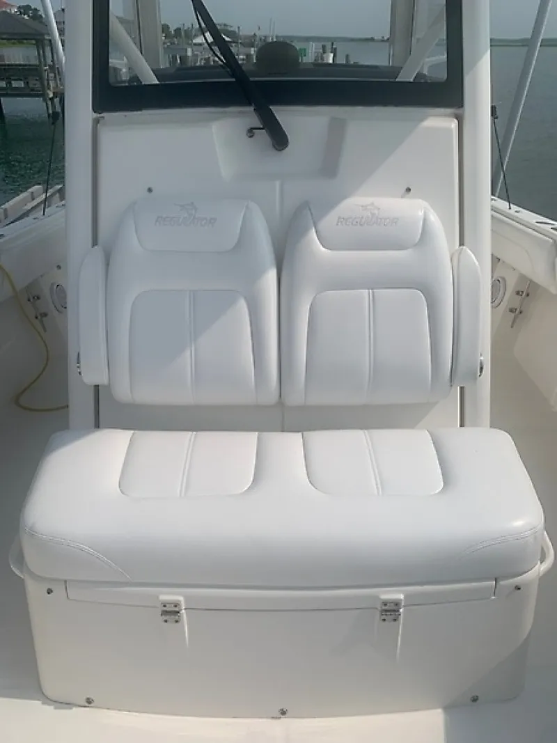 Slide: The Image of Regulator Marine 31 FS 2020 - 6847279