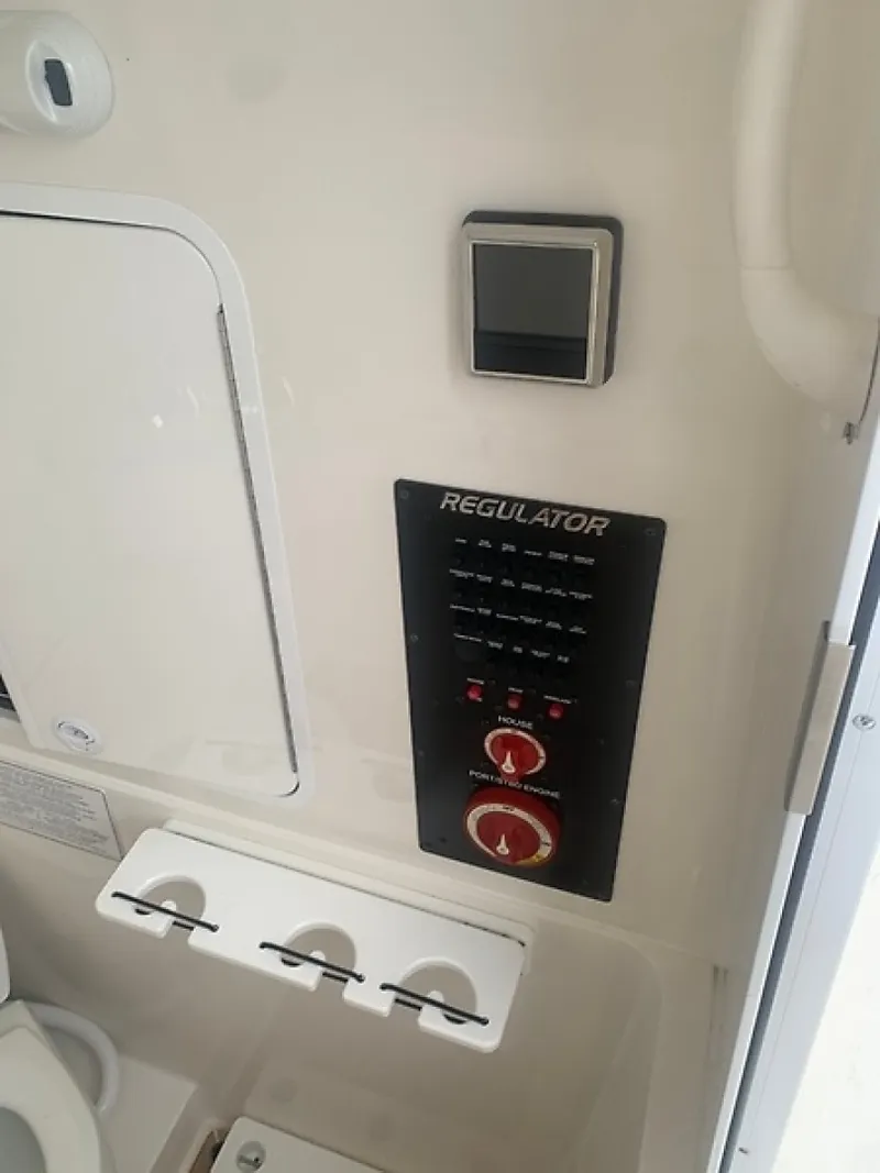 Slide: The Image of Regulator Marine 31 FS 2020 - 6847267