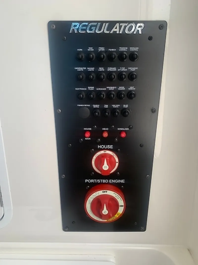 Slide: The Image of Regulator Marine 31 FS 2020 - 6847268