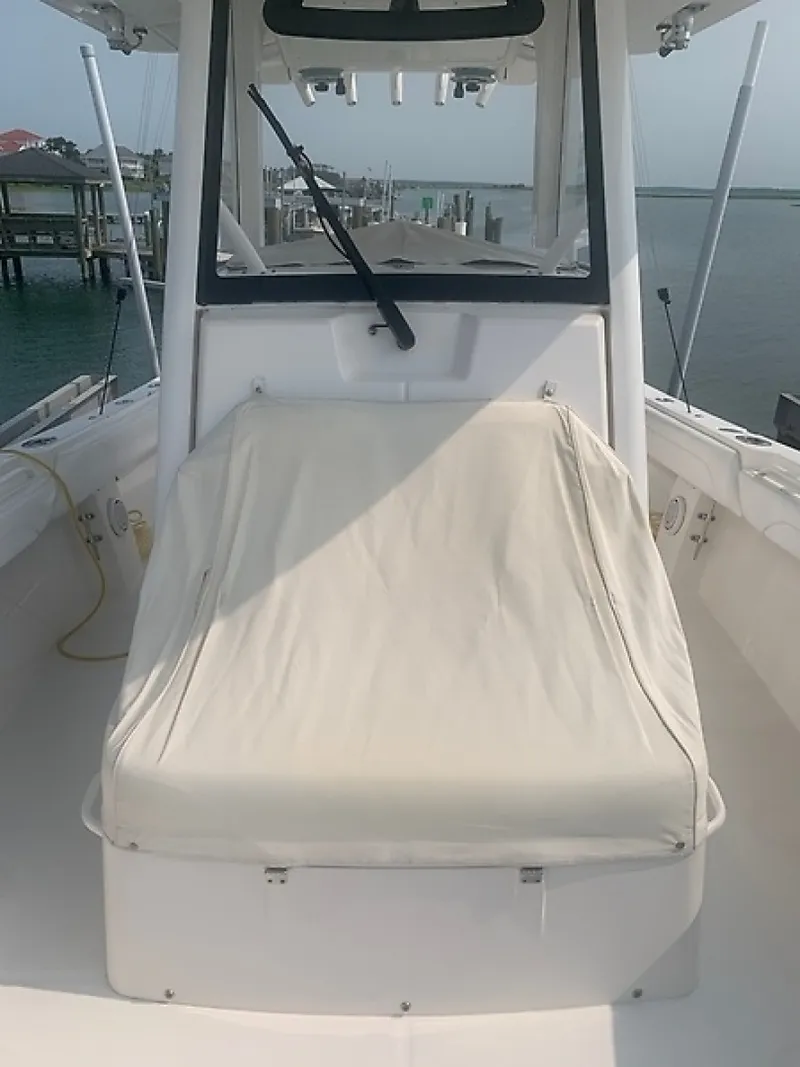 Slide: The Image of Regulator Marine 31 FS 2020 - 6847310