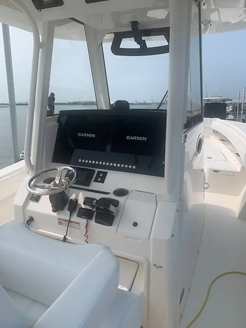 Slide: The Image of Regulator Marine 31 FS 2020 - 6847289
