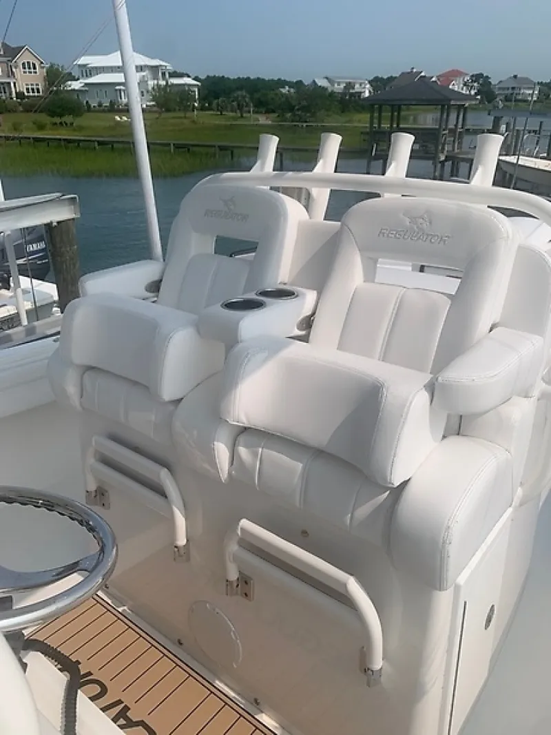 Slide: The Image of Regulator Marine 31 FS 2020 - 6847304