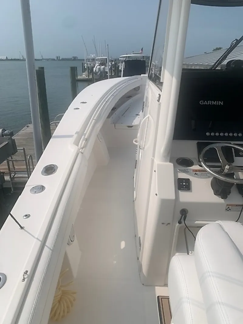 Slide: The Image of Regulator Marine 31 FS 2020 - 6847292