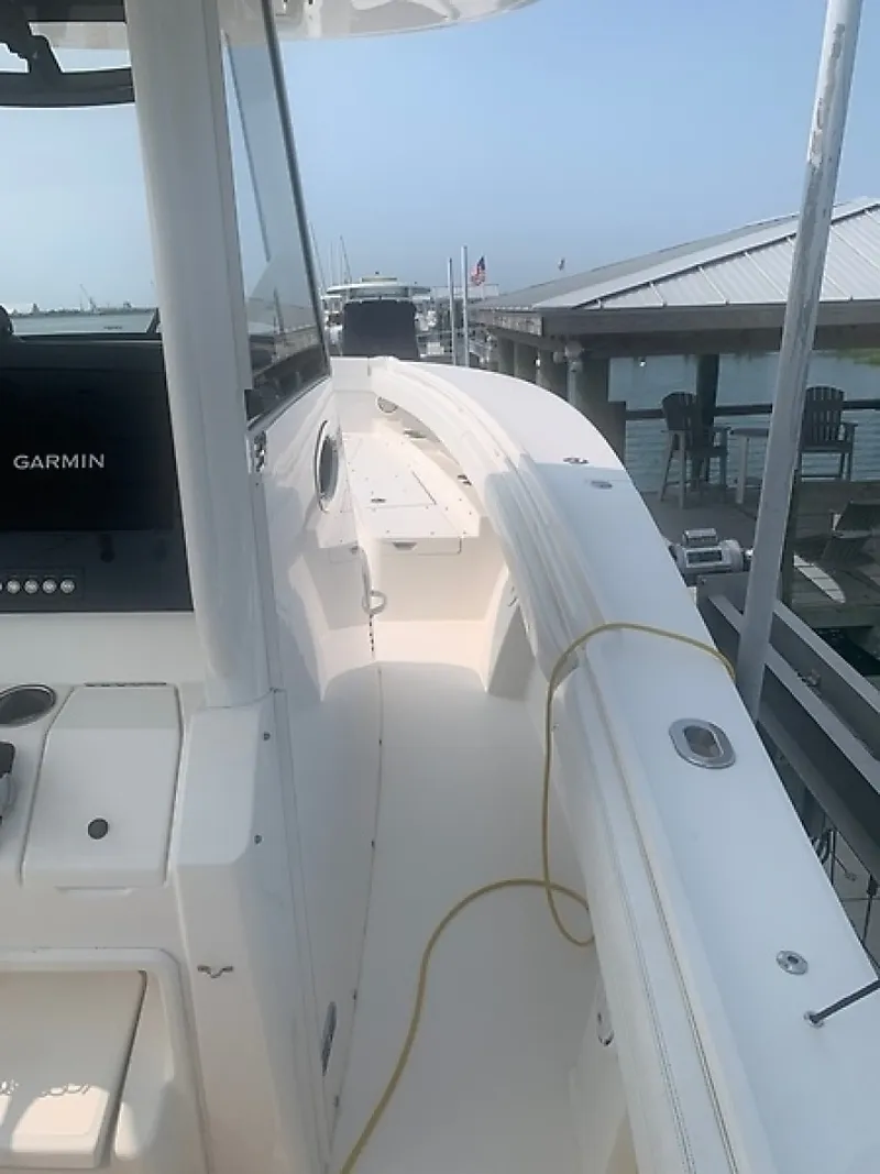 Slide: The Image of Regulator Marine 31 FS 2020 - 6847290