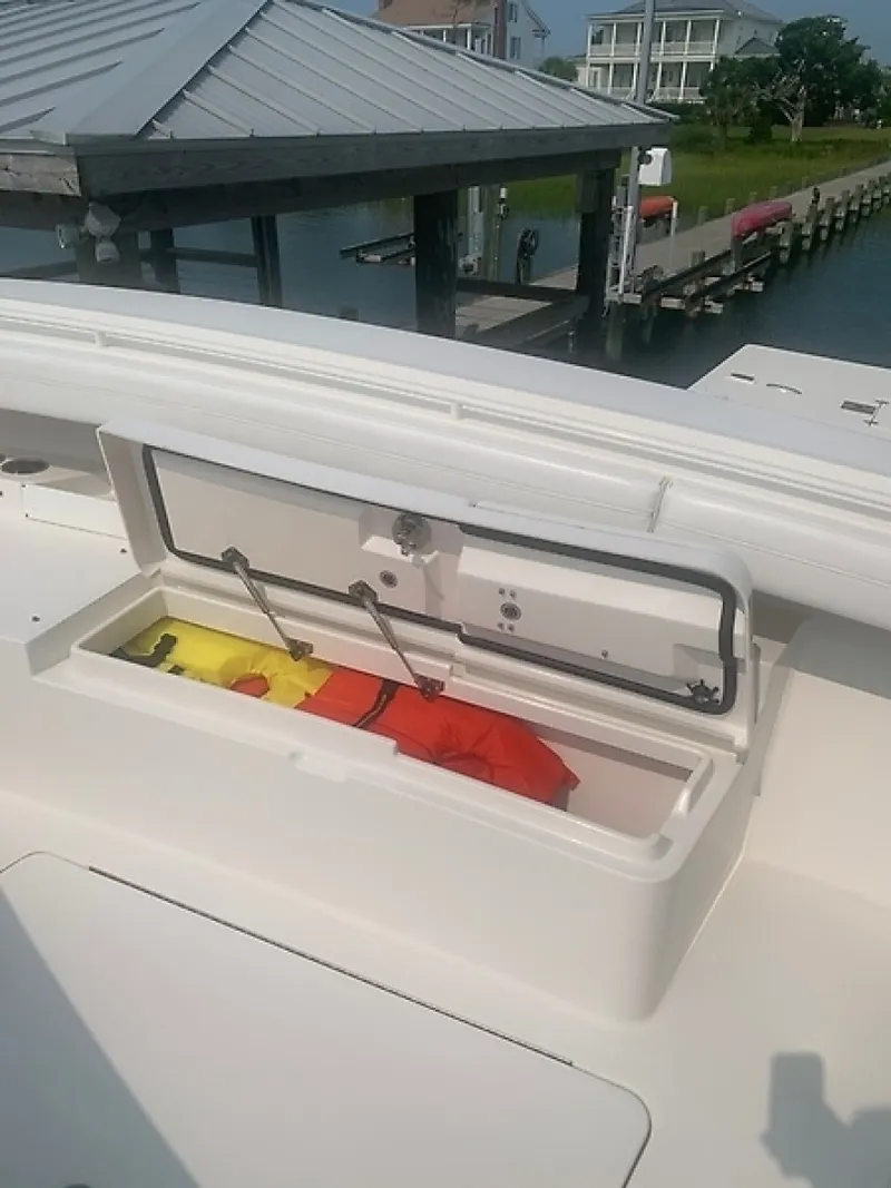 Slide: The Image of Regulator Marine 31 FS 2020 - 6847278