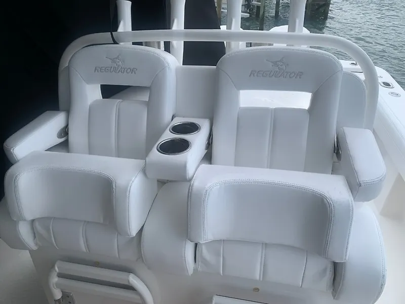 Slide: The Image of Regulator Marine 31 FS 2020 - 6847261