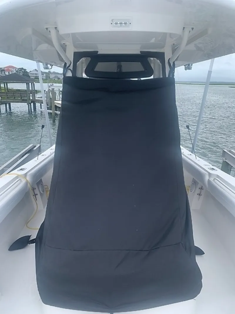 Slide: The Image of Regulator Marine 31 FS 2020 - 6847300