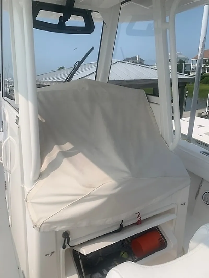 Slide: The Image of Regulator Marine 31 FS 2020 - 6847295