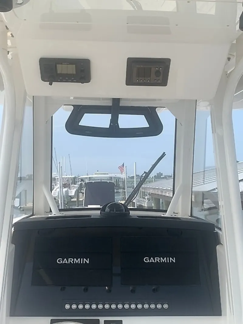 Slide: The Image of Regulator Marine 31 FS 2020 - 6847294