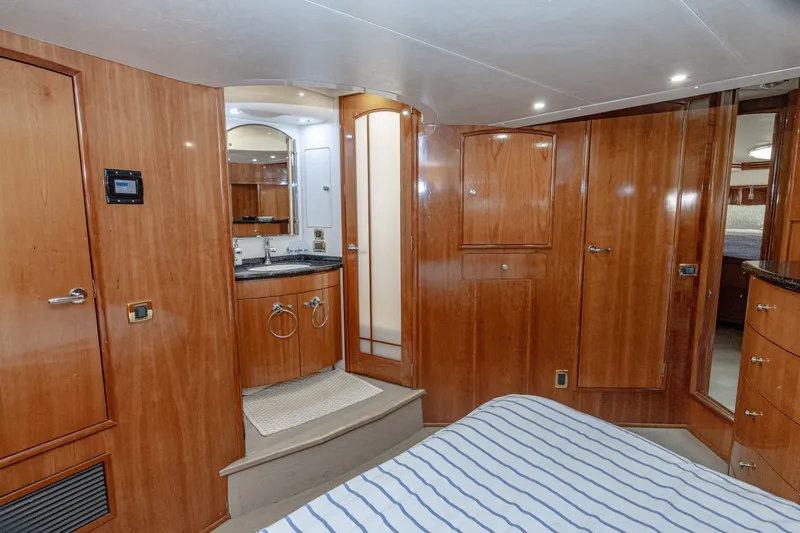 Slide: The Image of Carver Yachts 530 Voyager Sky Lounge 2002 - 7144043