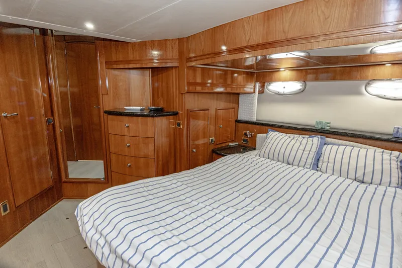 Slide: The Image of Carver Yachts 530 Voyager Sky Lounge 2002 - 7144042
