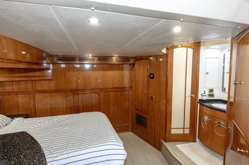 Slide: The Image of Carver Yachts 530 Voyager Sky Lounge 2002 - 7144037