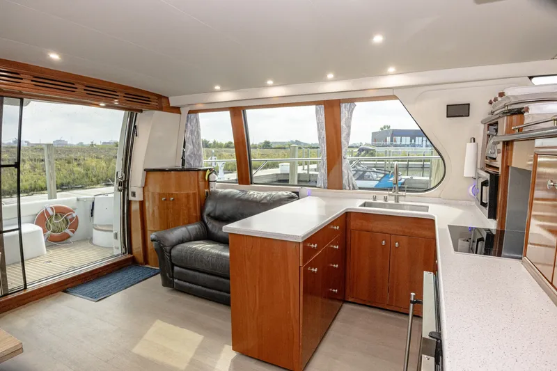 Slide: The Image of Carver Yachts 530 Voyager Sky Lounge 2002 - 7144028
