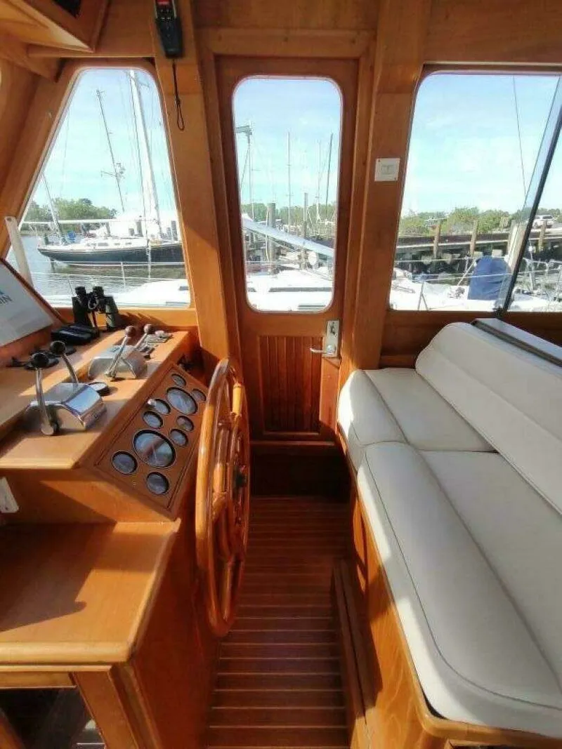 Slide: The Image of Grand Banks Eastbay 40 Flybridge 1996 - 6830046