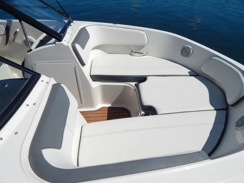 Slide: The Image of Bayliner VR5 2017 - 7385219