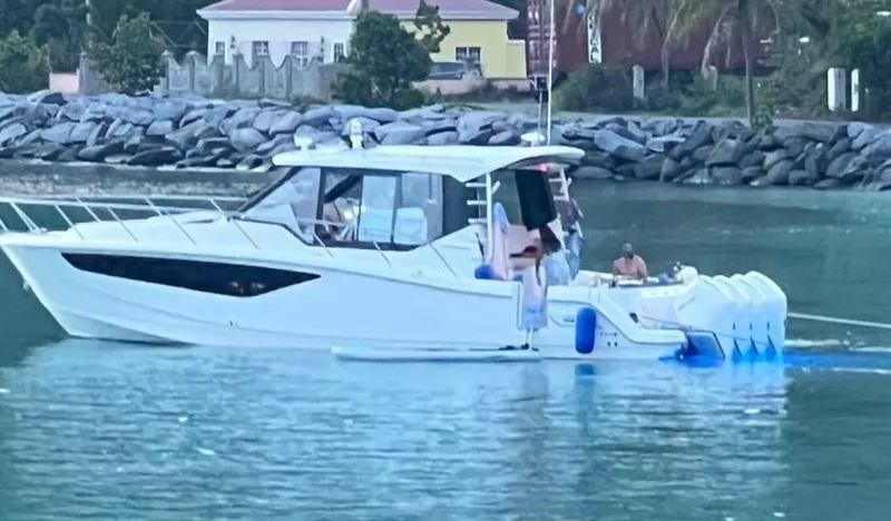 Slide: The Image of Boston Whaler 405 Conquest 2021 - 6835677