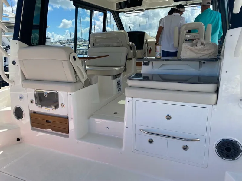 Slide: The Image of Boston Whaler 405 Conquest 2021 - 6835680