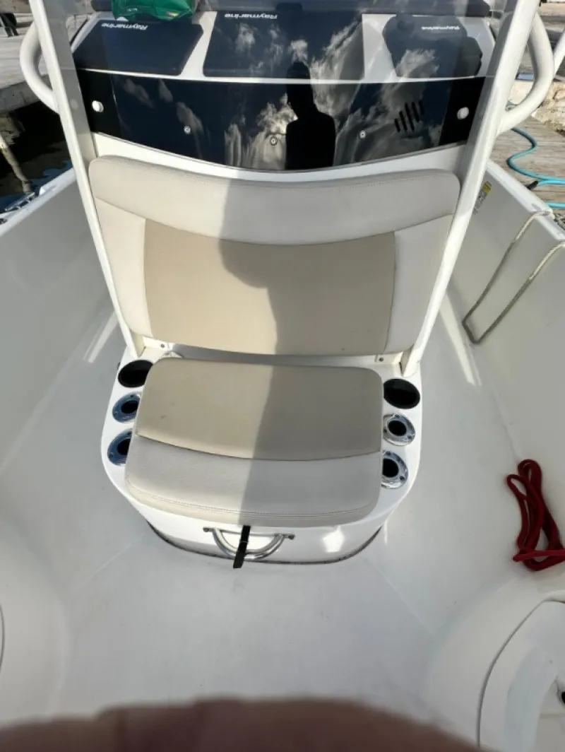 Slide: The Image of Boston Whaler 24 2018 - 6836726