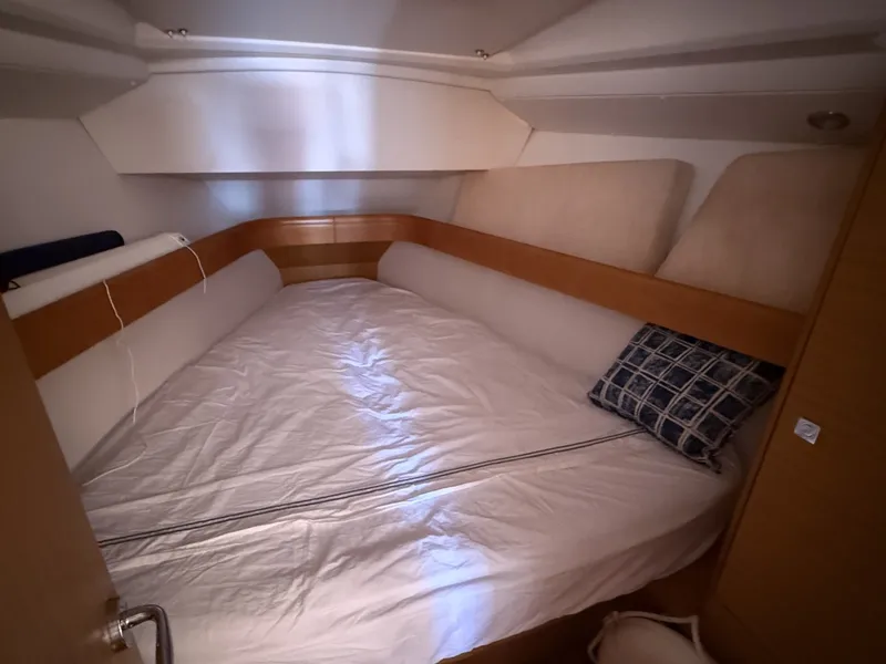 Slide: The Image of Jeanneau 36i Vee-Berth - 6853707